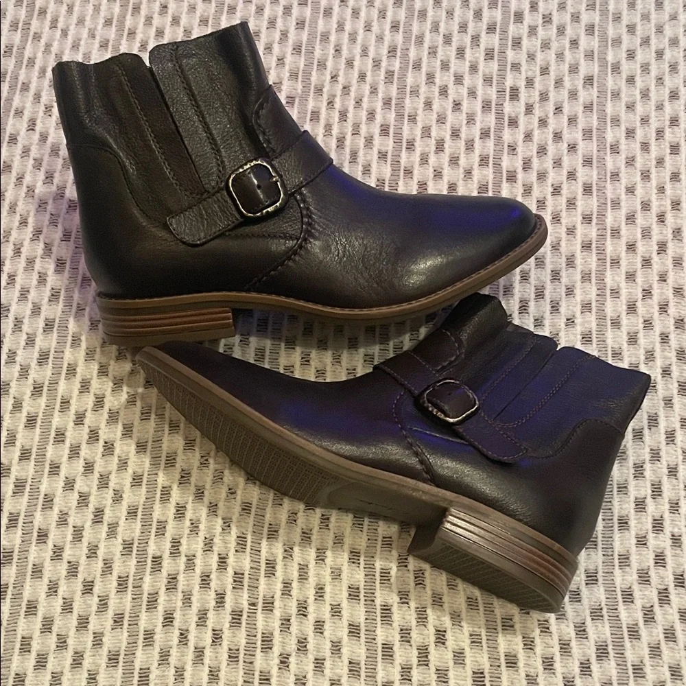 Clarks Women's Camzin Loop Dark Brown Leather Ankle Boots (Size 8)